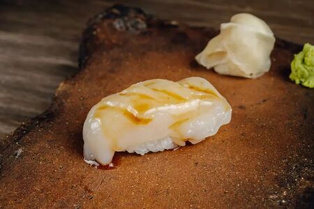 Суши с гребешком