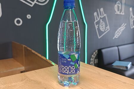 Вода питьевая газированная БонАква