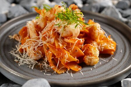 Паста с креветками в томатном соусе