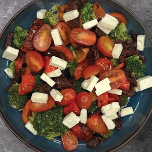 Салат с брокколи, сладким перцем и сыром фета 