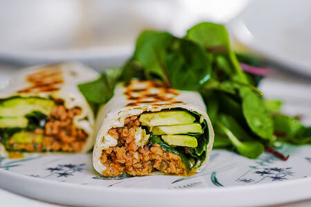 Мексиканское буррито с авокадо и халапеньо