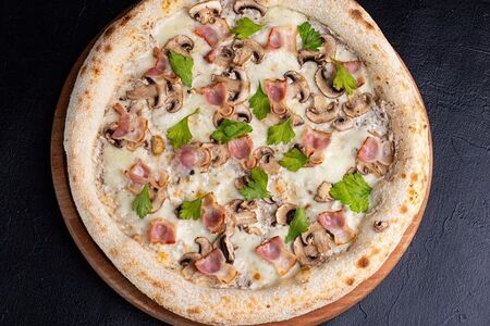 Пицца с беконом и грибами
