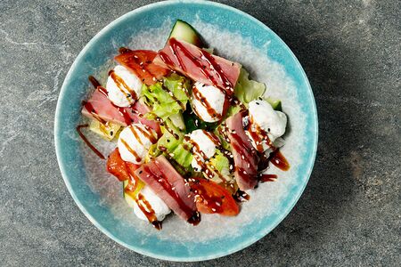 Салат с тунцом на гриле