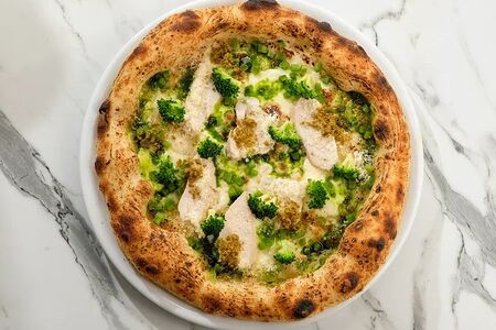 Пицца Бьянка с цыпленком и брокколи