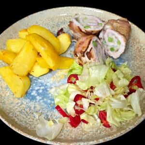 Свиные рулетики с сыром и картофельными дольками