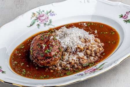 Котлета из мраморной говядины с гречей и белыми грибами