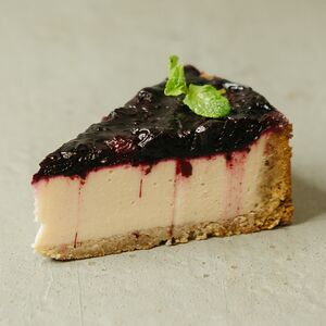 Чизкейк из ферментированного кешью-йогурта с черничным компоте