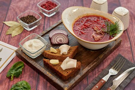 Борщ по-деревенски с говядиной и сметаной