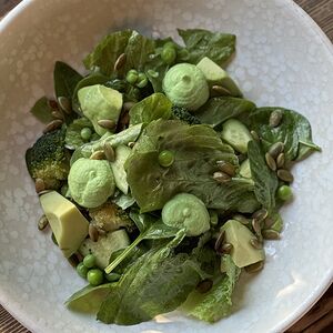 Зеленый салат с тыквенными семечками