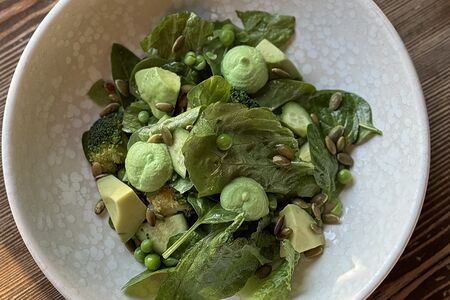 Зеленый салат с тыквенными семечками