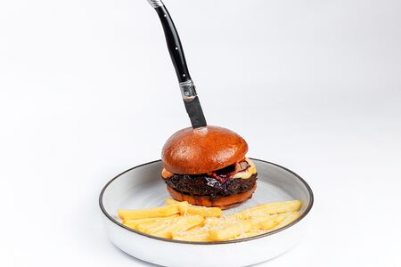 Бургер с говяжьей котлетой, вишней, сыром чеддер и картофелем фри 