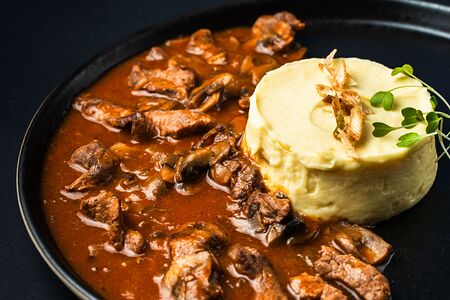 Бефстроганов из говяжьей вырезки с картофельным пюре