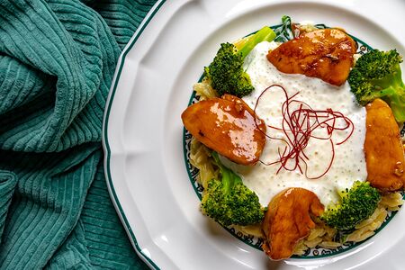 Куриная грудка с орзо и соусом из пармезана