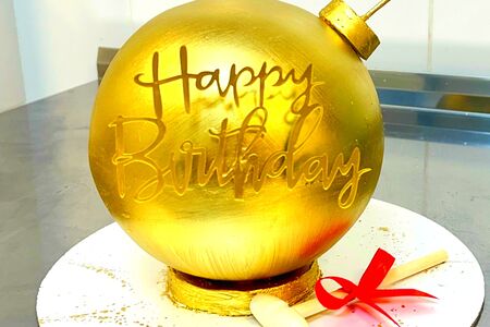 Торт Бомба с корпусом из белого шоколада