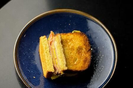 Сэндвич с колбасой Мортаделла