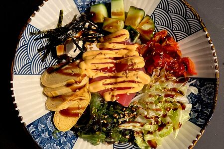 Поке с тунцом, вялеными томатами в соусе спайси