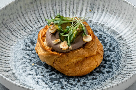 Профитроль с паштетом из печени цыплёнка, обжаренными белыми грибами и фундуком