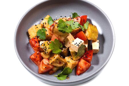 Салат с хрустящим баклажаном и тофу