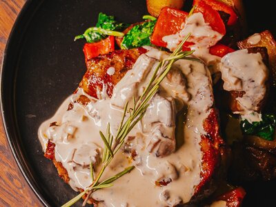 Стейк из свиной шеи с соусом из лесных грибов