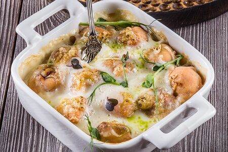 Запечённые пельмени в сливках