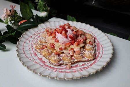Гонконгские вафли с клубникой и бананом