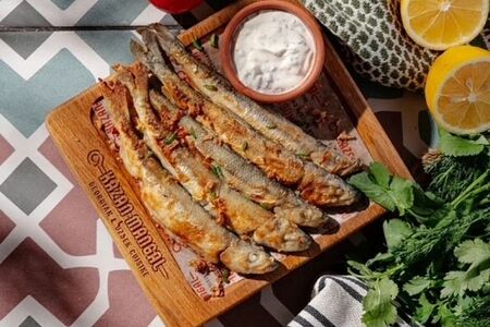 Жареная корюшка с соусом тартар