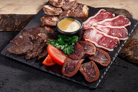 Нарезка сыровяленых деликатесов