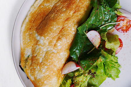 Белковый омлет с соте из сезонных овощей