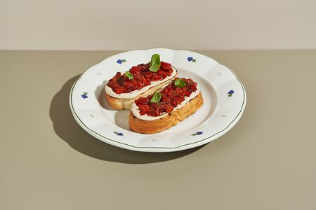 Брускетта с соусом тоннато и печёным перцем