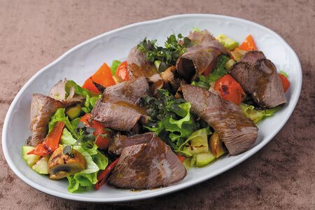 Тёплый салат с ростбифом и овощами гриль
