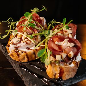 Брускетта с пармской ветчиной