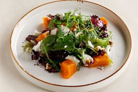 Салат с печеной тыквой и сербской брынзой