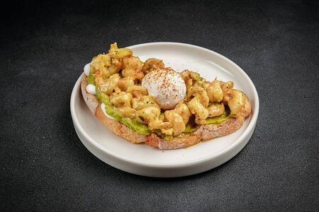 Сморреброд с креветками и гуакамоле