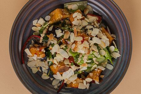 Салат с жареным баклажаном