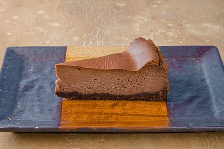 Шоколадный чизкейк на основе сливочного сыра и какао 