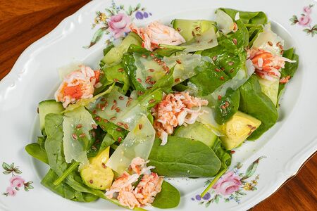 Большой зеленый салат с крабом