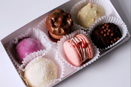 Набор десертов Моти, макарон и картошка