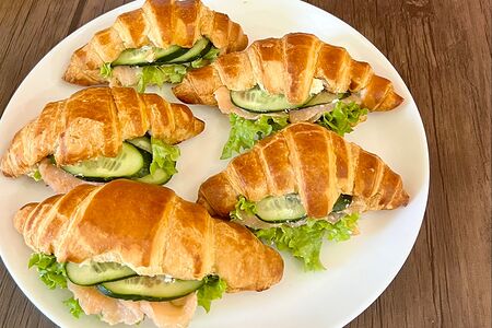 Круассан с семгой