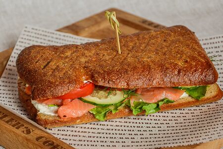 Сэндвич с красной рыбой