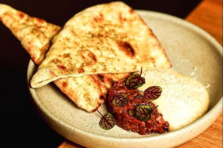 Тартар из мраморной говядины с фокаччей из печи 