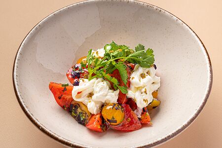 Спелые томаты с базиликом и страчателлой