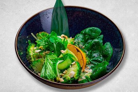 Салат из брокколи с маринованной чукой