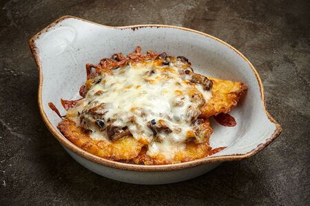 Запеченные драники в сливочно-грибном соусе под сыром сулугуни