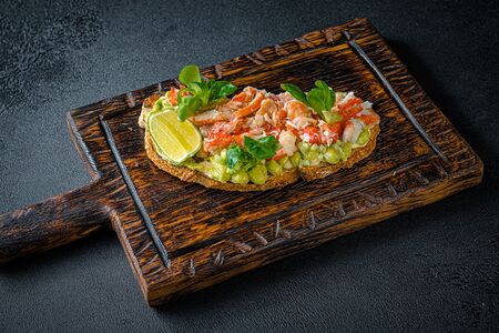 Брускетта с крабом, хрустящим айсбергом и авокадо