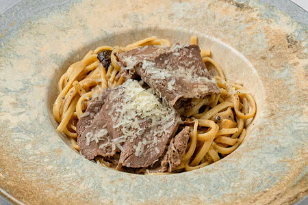 Паста с ростбифом в соусе черный перец с белыми грибами