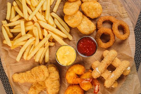 Сет закусок с сыром и креветками