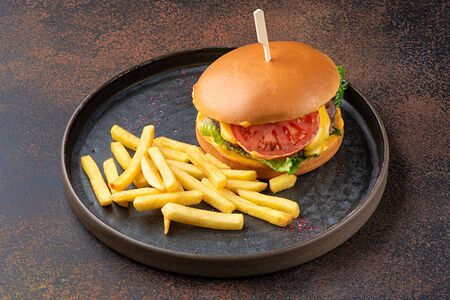 Бургер из мраморной говядины с картофелем фри 