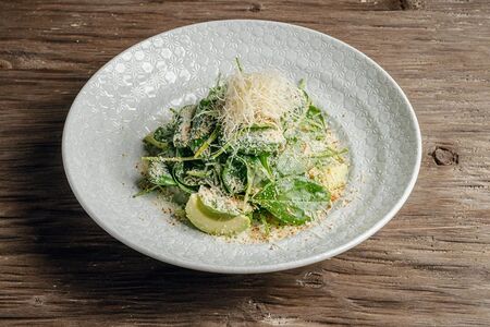 Салат с бейби шпинатом, юдзу трюфельным и драй мисо