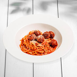 Спагетти с митболлами и пухом пармезана