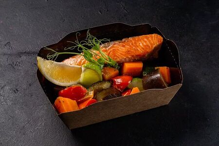 Лосось с овощами гриль